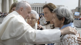 Papa Francisco pide que las mujeres sean respetadas y defendidas