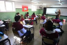 Sólo el 7% de los casos positivos del último mes estuvo vinculado a las escuelas